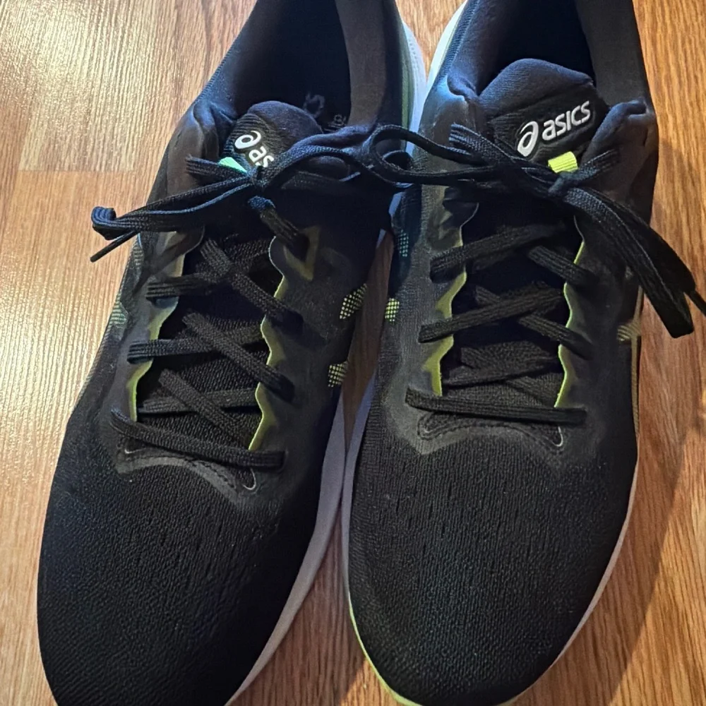 Men’s Asics athletic shoes - Picture 1 of 3